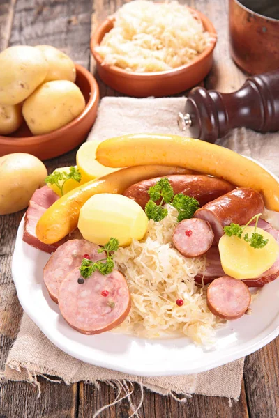 Sosis ve patates ile lahana turşusu — Stok fotoğraf