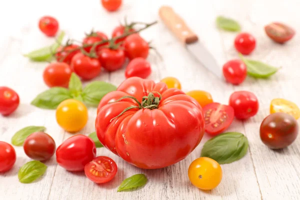 Verschiedene reife Tomaten — Stockfoto