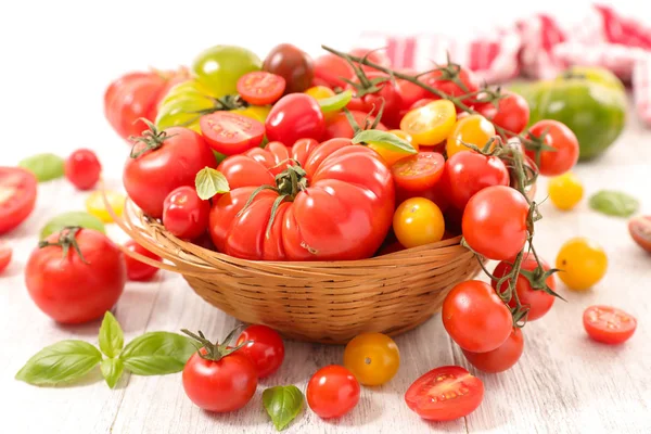 Купа стиглих сортів помідорів — стокове фото