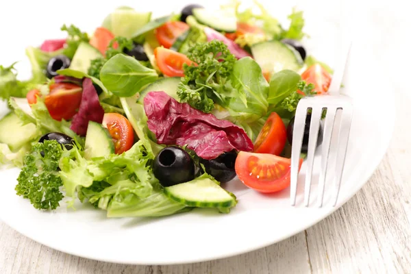 Свежий салат с помидорами и оливками черри — стоковое фото