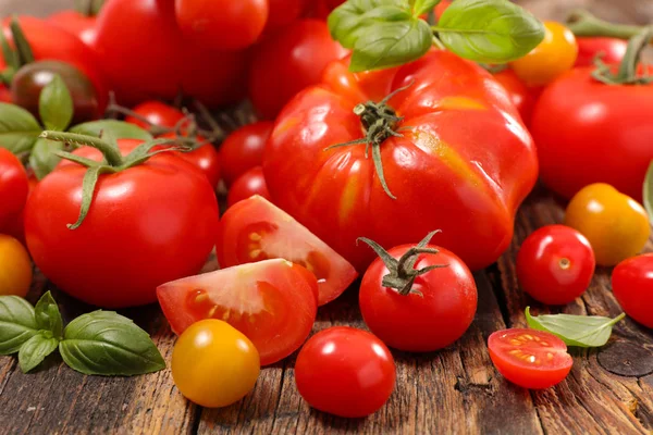 Frische reife Tomaten — Stockfoto