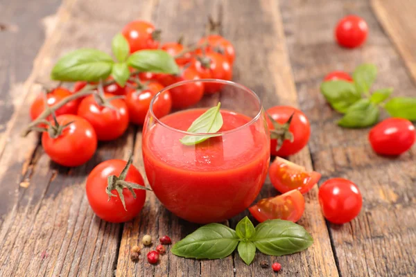 Ripe tomatoes and tomato soup — Stock Photo, Image