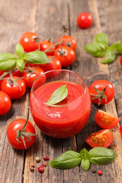 Ripe tomatoes and tomato soup — Stock Photo, Image