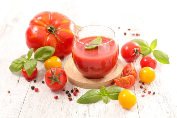 Ripe tomatoes and tomato soup — Stock Photo, Image