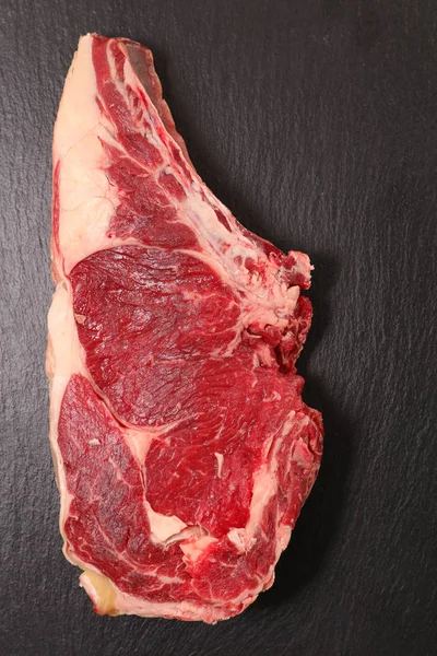 Syrový hovězí steak — Stock fotografie
