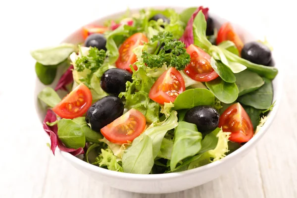 Salada fresca com tomate cereja e azeitonas — Fotografia de Stock