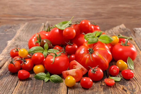 Verschiedene reife Tomaten — Stockfoto