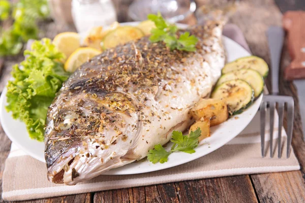 Grillad fisk med grönsaker — Stockfoto