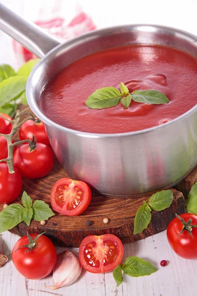 Molho de tomate na panela — Fotografia de Stock