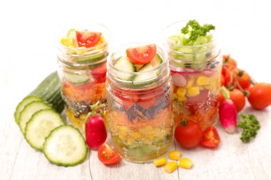 kavanoz taze sebze salatası ile 