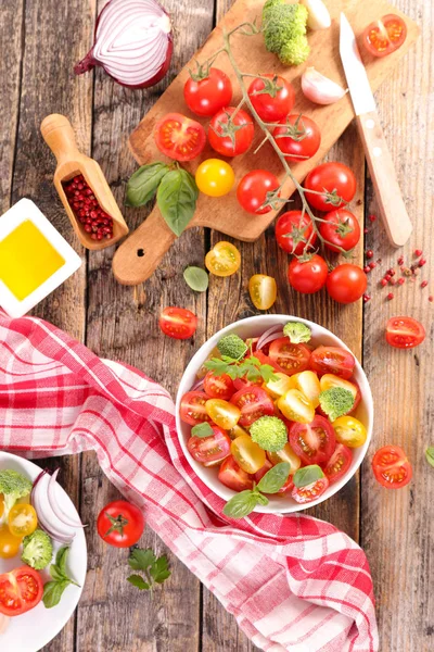 Deliciosa ensalada con tomates — Foto de Stock