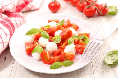 Kiraz domatesli salata ve mozzarella.