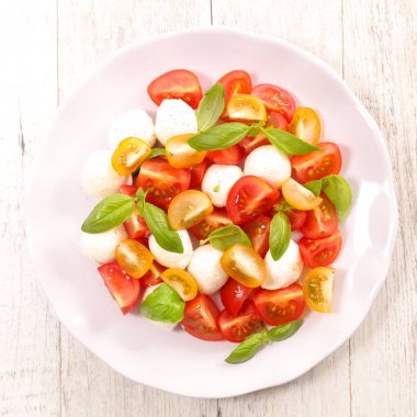Kiraz domatesli salata ve mozzarella.