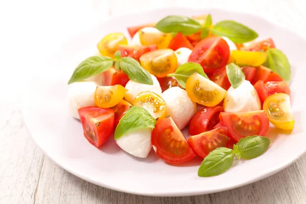Salada com tomate cereja e mussarela — Fotografia de Stock