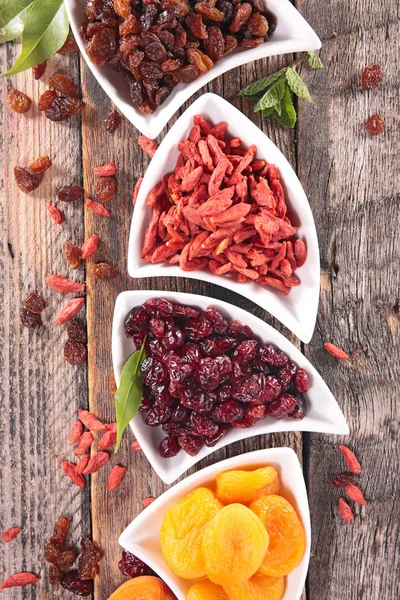 Platos blancos con superalimentos —  Fotos de Stock