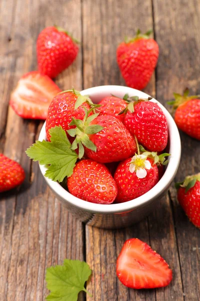 Frische reife Erdbeeren — Stockfoto