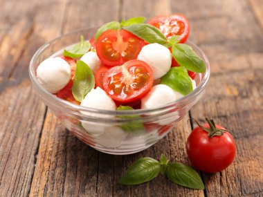 Kiraz domatesli salata ve mozzarella.