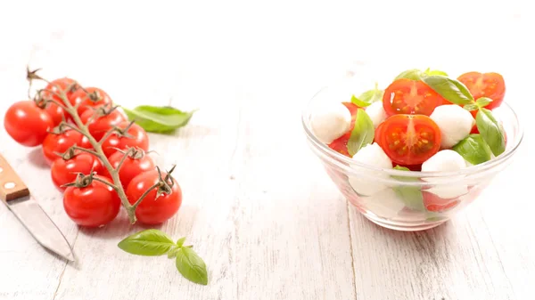 Kiraz domatesli salata ve mozzarella. — Stok fotoğraf