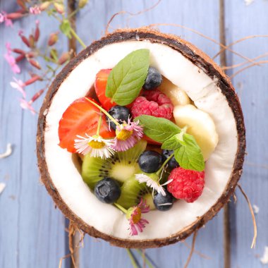 Hindistan cevizli meyve salatası.