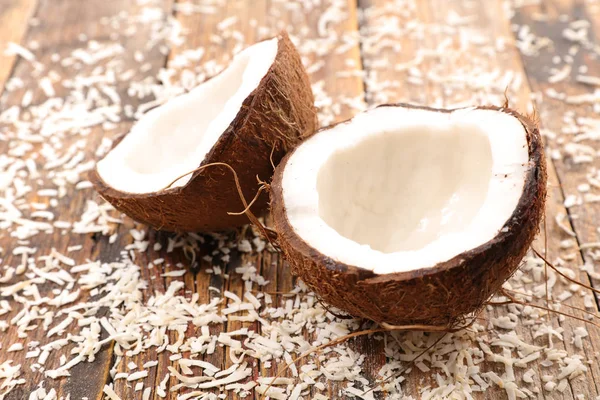 Świeży kokos złamane — Zdjęcie stockowe