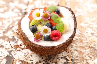 Hindistan cevizli meyve salatası.