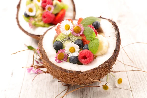 Ovocný salát v kokosové ořechy — Stock fotografie