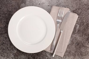 beyaz boş tabak ve çatal bıçak takımı 