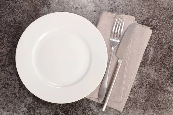 Prato branco vazio e talheres — Fotografia de Stock