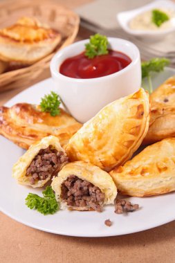 domates soslu lezzetli empanadas