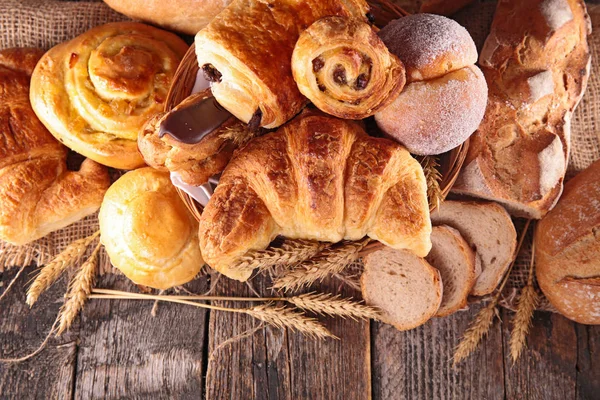 Çeşitli ekmek ve hamur işleri. — Stok fotoğraf