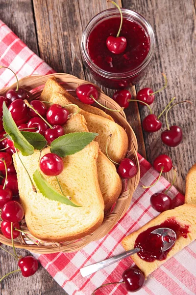 Hemmagjord cherry jam och bröd — Stockfoto