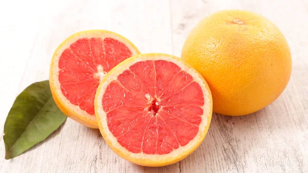 Heerlijke verse grapefruits — Stockfoto