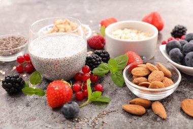 Chia pudingi çilek ile