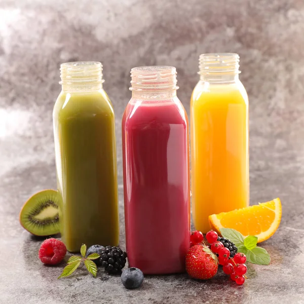 Assorted fruits and fruit juices — Stock Photo, Image