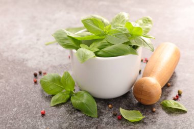 fesleğen yaprakları havaneli ile