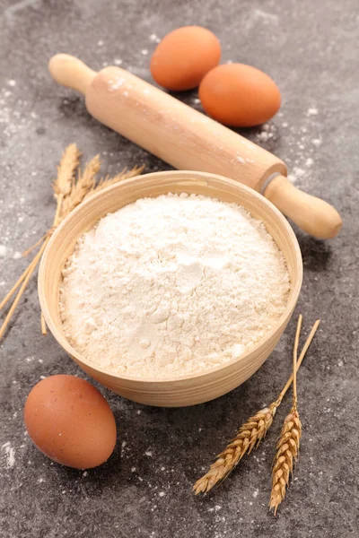 小麦粉と生卵のボウル — ストック写真