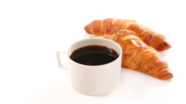 Kahve ve kruvasanla kahvaltı.