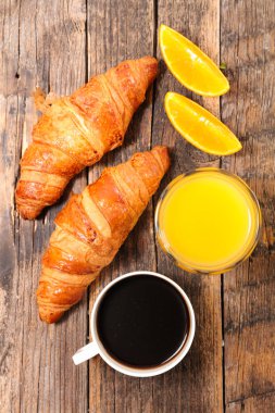 Kahve ve kruvasanla kahvaltı.