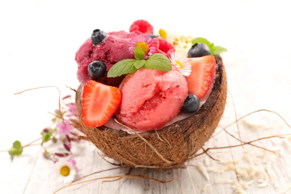 Ice cream in coconut — Stock Photo, Image