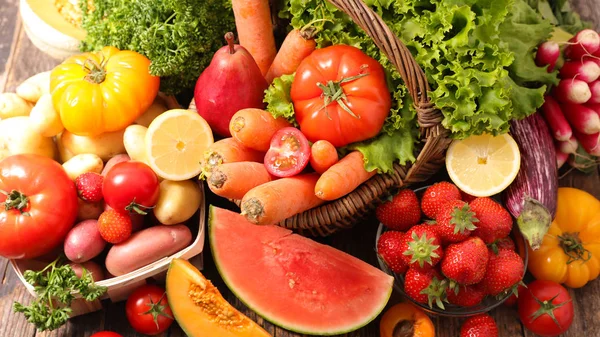 Různé zralé zeleniny a ovoce — Stock fotografie