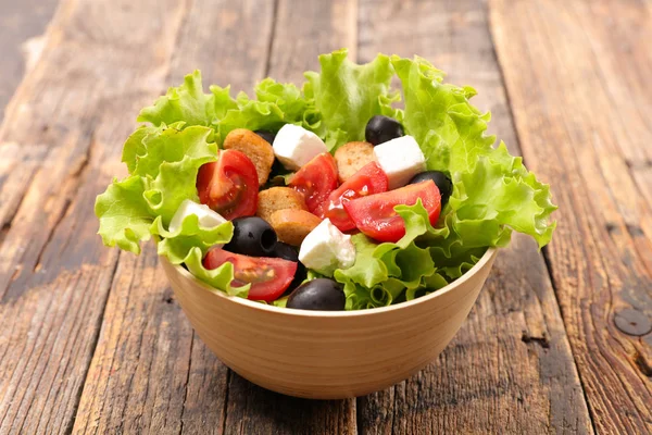 Frisse salade met tomaten en olijven — Stockfoto