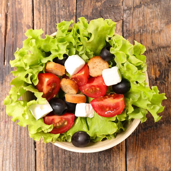 Frisse salade met tomaten en olijven — Stockfoto