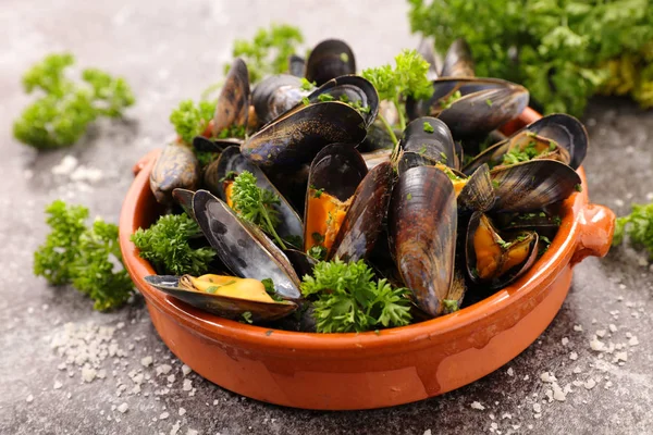 Mejillones cocidos con vino y perejil — Foto de Stock