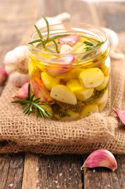 zeytin yağı ve biberiye sarımsak 