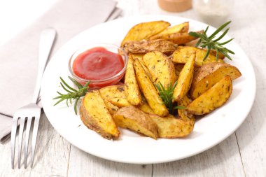 kavrulmuş patates ve domates sosu