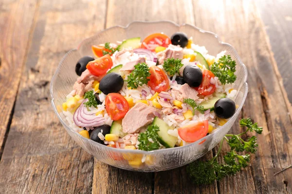 Salada de arroz com atum — Fotografia de Stock