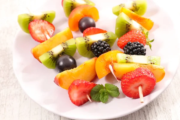 Skewers with fresh fruits — Stock Photo, Image