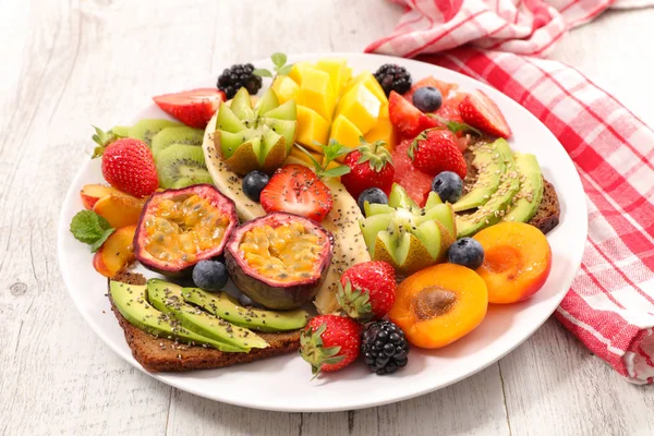 Fruits mélangés et toasts — Photo