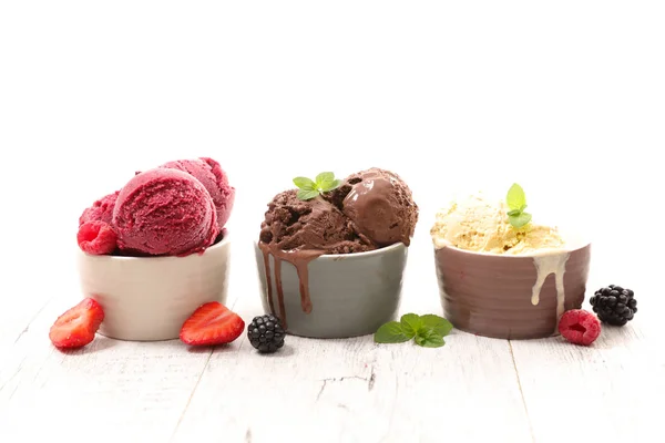 Gelato assortito in ciotole — Foto Stock