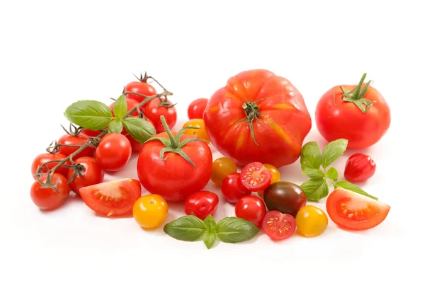 Tuoreet tomaatit ja vihreät lehdet — kuvapankkivalokuva